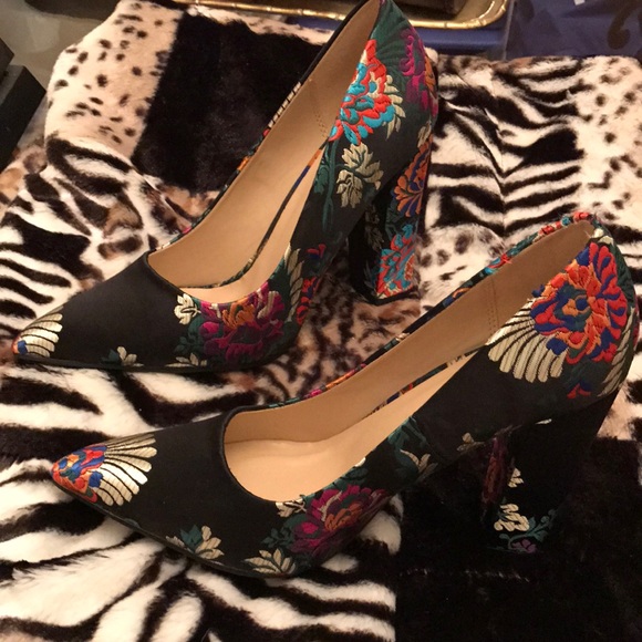 Lulus Shoes - LuLus Pump Black Intricate Graphic Heels SZ 8
